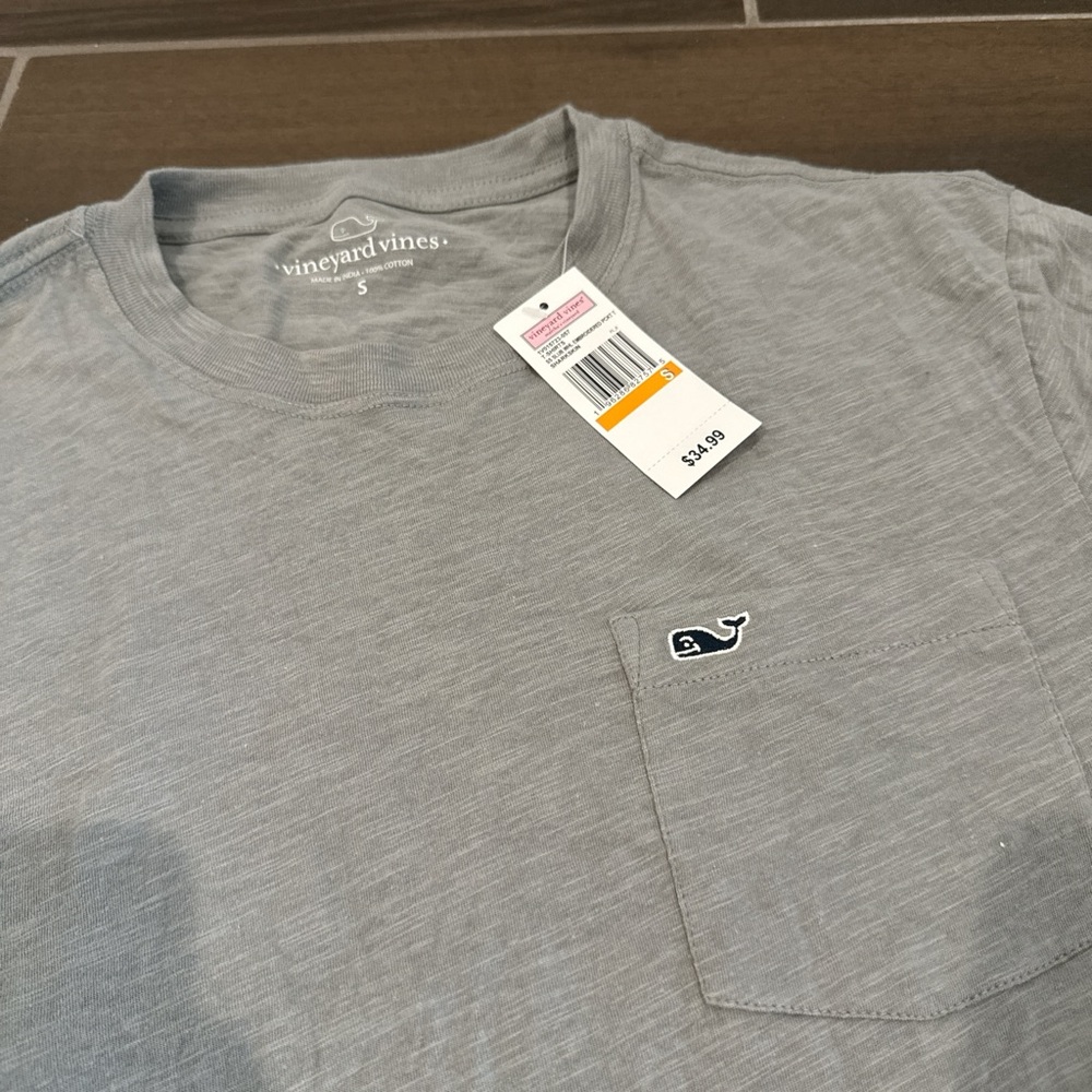 Vineyard Vines Men’s Embroidered Pocket tee in Shark Skin 
Size Small